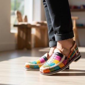 Huaraches multicolores à bout fermé pour homme | Exclusivité Kwarachi | Design coloré et confortable