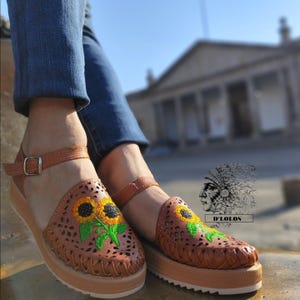Mexicaanse huaraches met zonnebloemmotief voor dames, gesloten neus, bruine kleur met hoog platform