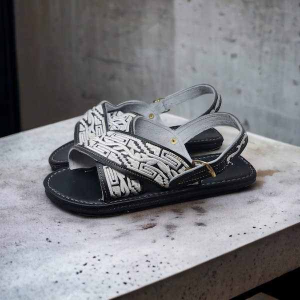 Leather huaraches with unique details: get an authentic look with our embroidered cross straps!