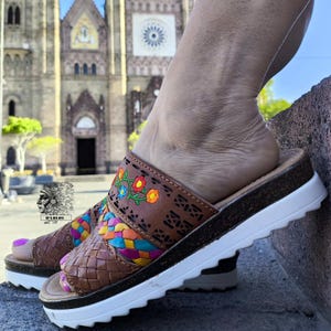 Handgemaakte huaraches voor dames met geborduurde bloemen – Mexicaanse sandalen zonder rug, comfortabel en kleurrijk