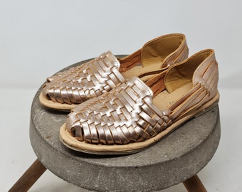 Closed Mexican huaraches for women in silver. Take advantage of the discount!