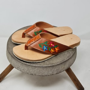 Handcrafted open-heel huaraches for women - Unique and comfortable design