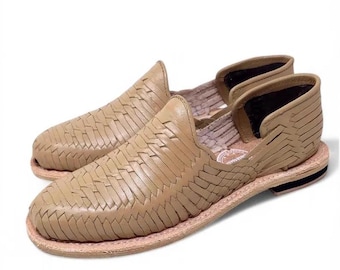 Sandali huarache da donna in pelle color tortora, con punta chiusa e suola in cuoio.