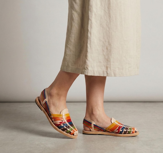 Huaraches Mexicanos para Mujer, Punta Cerrada y Correa al Talón, Sandalias de Piel Multicolor Tejidas a Mano, Diseño Ventilado