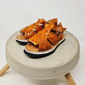 Boys&#39; huaraches. Small size. Mexican children&#39;s sandal, leather fabric. For babies.