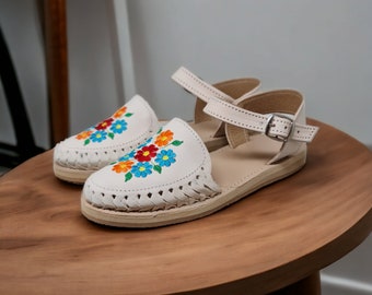 Mexican huaraches with embroidered flowers for women, huarache sandal woman