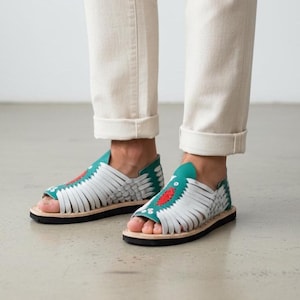 Men&#39;s white strap huaraches. Mexican sandals with tire soles.
