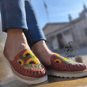 Handgemaakte honingkleurige huaraches voor dames met geborduurde bloemen | Gesloten neus, hoge zool en authentiek Mexicaans design