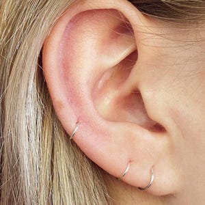 エンドレス フープ イヤリング、小さなスターリング シルバーまたは 14k ゴールド フープ イヤリング、シングル フープ、ミニ ハギー フープ イヤリング、4 mm 5 mm 6 mm 7 mm 8 mm 9 mm