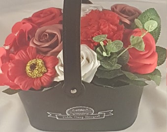 Arreglo de jabón de flores rojas en ramo de cesta pequeña alternativa al regalo de Pascua de chocolate Regalo de cumpleaños de marzo, regalo de cumpleaños de la tía
