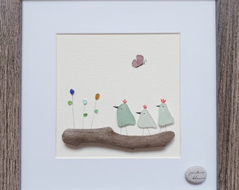 Pebble Art Tableau "Quand trois poules" 23x23 cm, artiste suisse Melinda Blomma, cadeau original fait main, deco minimaliste, home decor