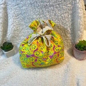 grand sac en tissu à volants avec cordon de serrage, rangement idéal pour le tricot, le crochet, les gadgets, le maquillage, etc.
