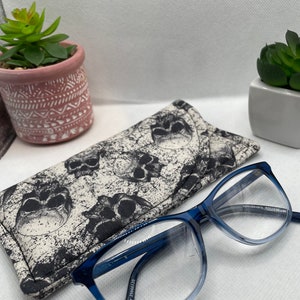 Skull soft glasses case, ideal to store readers, sunglasses etc