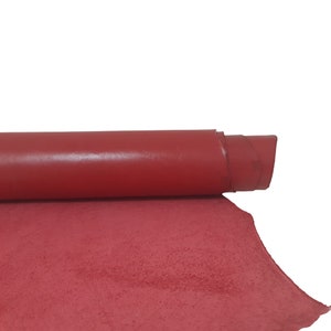 Puede incluir: Un rollo de cuero rojo con una textura similar al ante. El cuero est&aacute; enrollado y el lado de ante est&aacute; mirando hacia la c&aacute;mara.