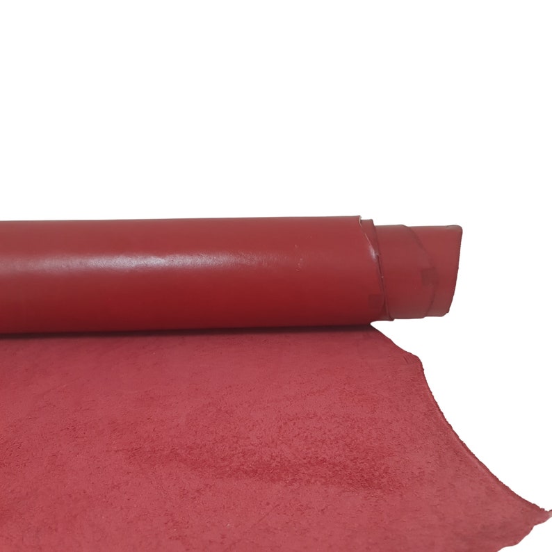Puede incluir: Un rollo de cuero rojo con una textura similar al ante. El cuero est&aacute; enrollado y el lado de ante est&aacute; mirando hacia la c&aacute;mara.
