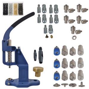 Op de afbeelding: Een blauwe handpers met een zwarte handgreep, diverse metalen matrijzen en een selectie van klinknagels in zwart, zilver, goud en brons. De gereedschappen zijn voor het zetten van klinknagels en bevestigingsmiddelen in stof of leer.
