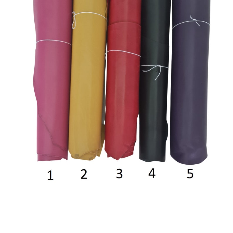 Puede incluir: Cinco rollos de cuero en diferentes colores: rosa, amarillo, rojo, negro y morado. Los rollos est&aacute;n numerados del 1 al 5.