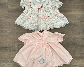 Veel vintage wiegjes: roze geborduurde babydolljurkjes met kuiken en bloemen en bloemen