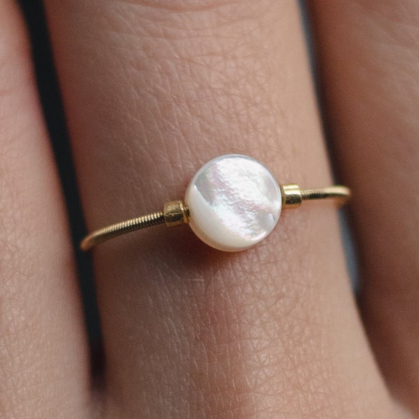 Full Moon, bague en corde de guitare avec perle nacre blanche d'Indonésie