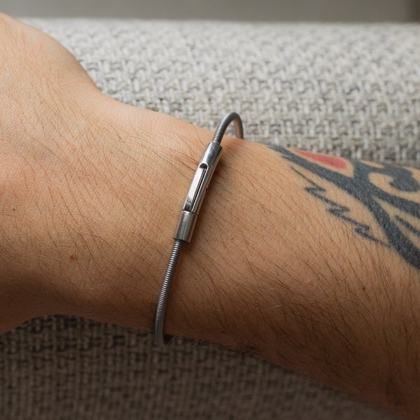 Simple silver bass string bangle