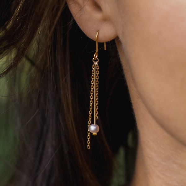 Boucles d'oreille pendantes en corde de guitare dorée avec perle de culture rose pale et chainette