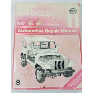 Può includere: Un manuale di riparazione automobilistica Haynes per i modelli Jeep Wrangler dal 1987 al 1995. La copertina presenta un disegno a tratto di una Jeep Wrangler bianca con il cofano aperto, su sfondo rosa. Il manuale include il testo "EVERY MANUAL BASED ON COMPLETE TEARDOWN AND REBUILD."
