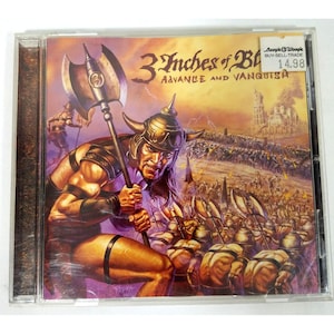 Peut inclure: Un boîtier de CD avec la pochette de l'album "3 Inches of Blood: Advance and Vanquish". L'illustration montre un guerrier avec un casque à cornes et une hache, avec une scène de bataille. Le CD est dans un boîtier en plastique transparent.