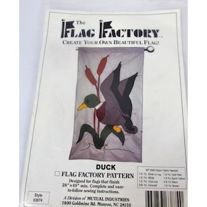 Könnte beinhalten: Ein Nähmuster für eine Entenflagge. Das Muster ist so konzipiert, dass es mit 71 cm x 124 cm fertig wird. Das Muster enthält Anweisungen zum Nähen der Flagge. Das Muster benötigt 60" 2000 Nylon Fabric. Der benötigte Stoff umfasst 7/8 Yard Silber, 1/8 Yard Weiß, 1/2 Yard Anthrazit, 3/8 Yard Smaragd, 1/8 Yard Dunkelrot, 1/8 Yard Gelbbraun, 3/8 Yard Schwarz und 1/8 Yard Braun.