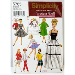 Puede incluir: Patrón Simplicity 5785 para muñecas de moda de 29 cm. El patrón incluye instrucciones para hacer un vestido a cuadros blanco y negro, un abrigo verde, un vestido blanco y negro, una blusa a rayas rojas y blancas con una falda azul, una blusa blanca con pantalones rojos y una blusa amarilla con una falda a cuadros.