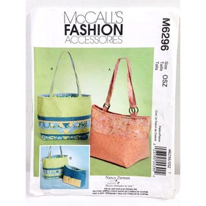 Puede incluir: Patrón de accesorios de moda McCall's para bolsos de mano. El patrón presenta dos diseños de bolsos de mano, uno en verde con detalles azules y otro en rosa y melocotón. El patrón incluye el texto "Nancy Zieman" y "thirty minutes to sew."