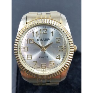 Sharp Stahl und Gold Tone Herrenuhr Neue Batterie