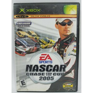 以下が含まれることがあります： Xbox用NASCARのビデオゲームケース。カバーにはサングラスとレーシングスーツを着たレーサーが描かれ、背景にはレーシングカーが描かれています。ゲームタイトルは「NASCAR Chase for the Cup 2005」です。