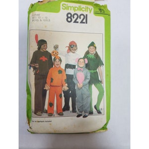 Puede incluir: Patrón de costura Simplicity número 8221 para disfraces de Halloween para niños. El patrón incluye cinco disfraces: un espantapájaros, una calabaza, un pirata, un ratón y un Peter Pan. El patrón es para las tallas 10-12 para niños y niñas.