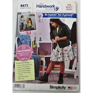Op de afbeelding: Een naaipatroon voor een rok met een vogelprint. Het patroon is geschikt voor kinderen vanaf 8 jaar en wordt geclassificeerd als "gemiddeld". Het patroon is van Simplicity en bevat instructies, tissuepapier, oefenbladen, een naaimachineposter, online videotutorials, naaibegrippen en veiligheidstips.