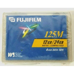 Op de afbeelding: Een Fujifilm 4 mm datatape in een doorzichtige plastic hoes. Het blauwe label bevat het Fujifilm-logo, de tekst "125M", "12 GB / 24 GB" en "4 mm DATA TAPE". Het label bevat ook de tekst "Digital Data Storage".