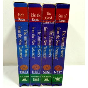 Puede incluir: Conjunto de cuatro cintas VHS de las historias animadas del Nuevo Testamento. Las cintas se titulan "He is Risen", "John the Baptist", "The Good Samaritan" y "Saul of Tarsus". Cada cinta presenta un fondo azul con un círculo dorado y el logotipo de NEST Entertainment.