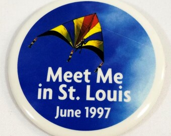 Träffa mig i St. Louis juni 1997 Knapp med nål Kite Festival Vintage samlarobjekt