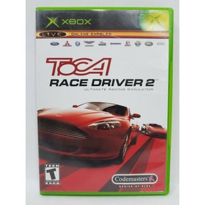 以下が含まれることがあります： TOCA Race Driver 2のXboxゲームケース。赤いスポーツカーが赤と白のレーストラックを走っています。このゲームはESRBによってティーン向けにT評価されており、究極のレーシングシミュレーターです。