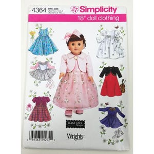 Puede incluir: Patrón Simplicity 4364 para ropa de muñeca de 46 cm. El patrón incluye instrucciones para hacer cinco atuendos diferentes: un vestido rosa con una chaqueta a juego, un vestido azul con una superposición de encaje blanco, un vestido rojo con una chaqueta negra, un vestido a cuadros con una chaqueta burdeos y un vestido azul con una chaqueta azul oscuro. El patrón es para una talla.