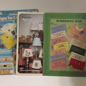 3 ulotki Vintage BABY Cross Stitch Pattern obramowane śliniaczki #26 przedszkole Leisure Arts #259 Lampshades Lot #1