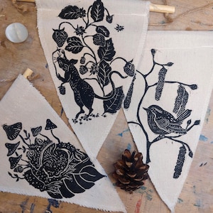 Drapeau original en forme de lino avec motif crapaud, souris fraise et troglodyte