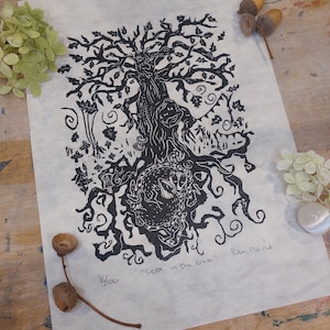 Può includere: Stampa a linoleum in bianco e nero di un albero con un nido di uccelli alle sue radici. La stampa è intitolata "Seeds in the Oak" ed è firmata "Lea Moore".
