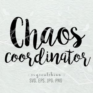 Könnte beinhalten: Schwarz-weißes Text-Grafik, das "Chaos Coordinator" lautet, mit dem Text "svgsoulshine" und "SVG. EPS. JPG. PNG" darunter.