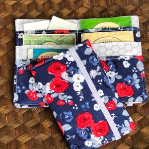 Cartera para té, regalo para amantes del té, porta bolsitas de té azul marino con diseño floral de Riley Blake, estuche para bolsitas de té, regalo de fiesta por menos de $10, regalo para compañeros de trabajo