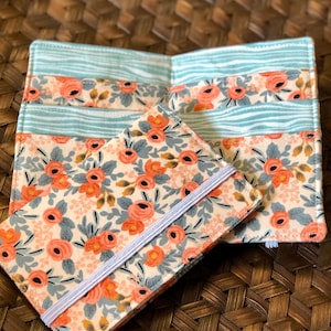 Cartera para té, regalo para amantes del té, papel para rifle, Les Fleurs, soporte para bolsitas de té con ondas de melocotón y menta, estuche para bolsitas de té, regalo de fiesta por menos de 10 dólares, regalo para compañeros de trabajo.