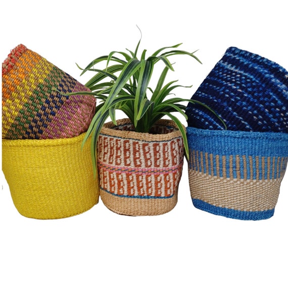 Cómo convertir cestas de mimbre en modernos maceteros para tus plantas