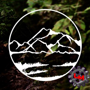 Puede incluir: Una silueta blanca de una cordillera de montañas dentro de un círculo, sobre un fondo verde borroso.