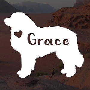 Puede incluir: Silueta blanca de un perro con el nombre "Grace" escrito en ella. El perro está de pie sobre una superficie rocosa marrón.