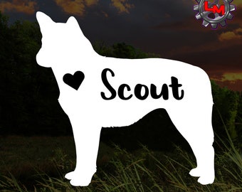 Könnte beinhalten: Weiße Silhouette eines Hundes mit einem Herzen und dem Namen "Scout" in Schwarz.