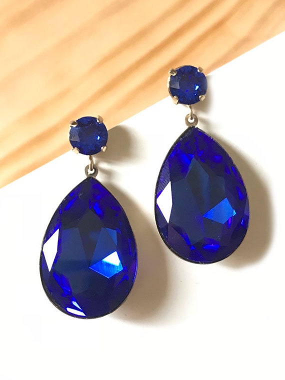 Un par de azul cobalto cristal oro plateado clip en forma de lágrima pendientes.